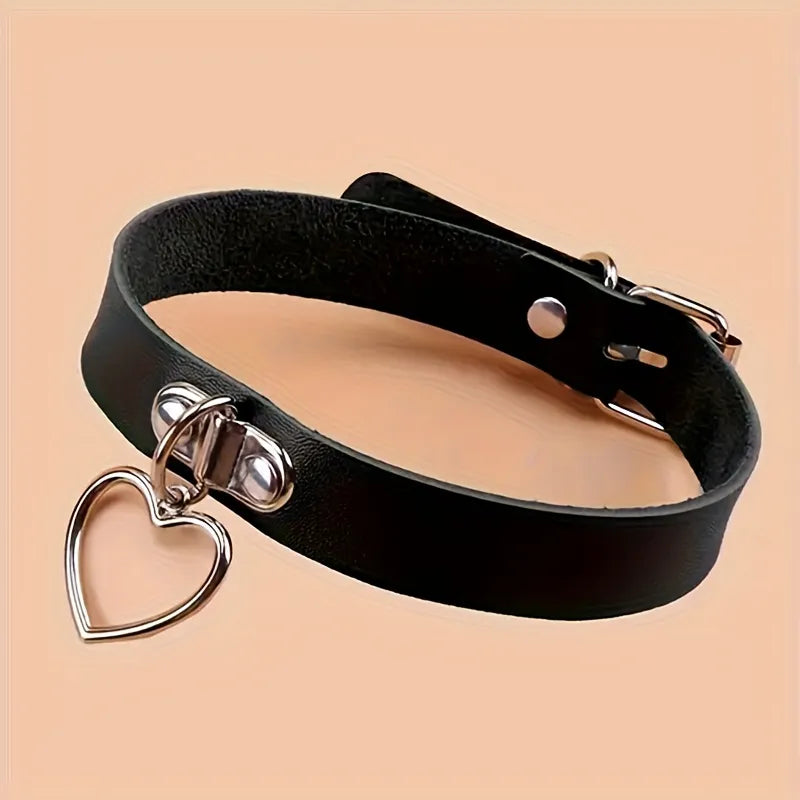 Noelia - Collar negro estilo punk con corazón | Piel Canela